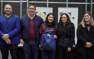 Académicas | Entrega de mochilas técnicas a estudiantes de Enfermería de la UNdeC